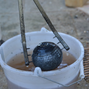 Raku+Víz: A tárgyakat vízpermet éri, majd meg is mártóznak