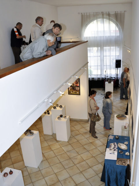Újpest galéria - Tapintható univerzumok: egyéni kiállítás Suttogógömbökkel